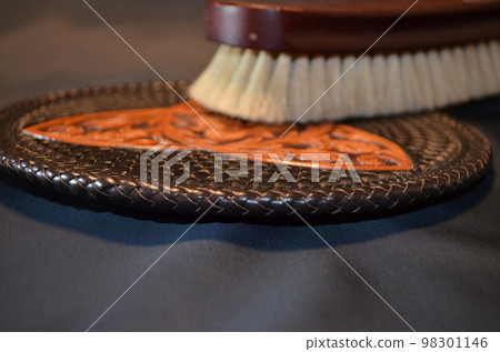 使用工具皮革和皮革刷進行雕刻工作 98301146
