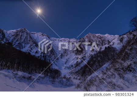 一之倉澤的月光下白雪皚皚的谷川岳 一之倉澤的月光下白雪皚皚的谷川岳 98301324