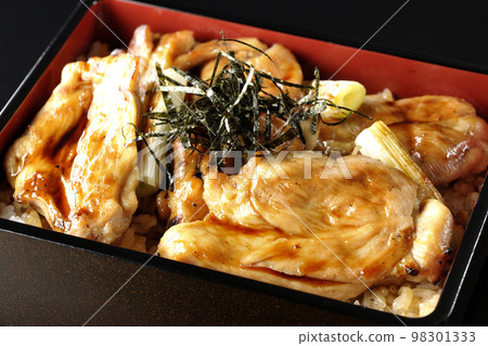 A black background of grilled long green onion and yakitori-ju with plenty of sauce 98301333