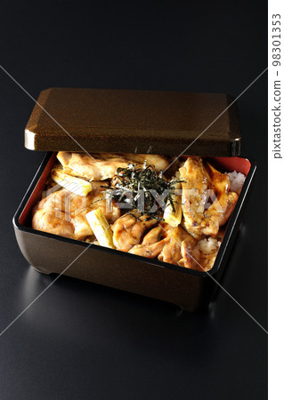 烤長蔥和帶有大量醬汁的烤雞肉串的黑色背景 98301353
