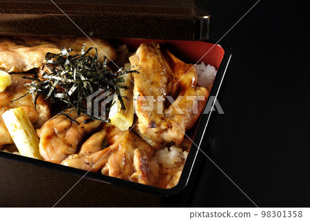 烤長蔥和帶有大量醬汁的烤雞肉串的黑色背景 98301358