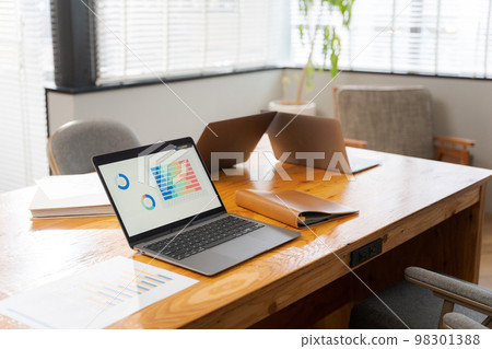 桌子上的電腦 98301388