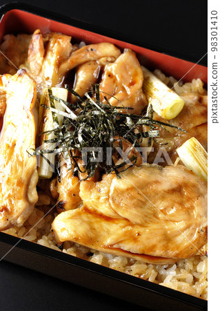 A bird's-eye view of the grilled long green onion and yakitori-ju with plenty of sauce on a black background A bird's-eye view of the grilled long green onion and yakitori-ju with plenty of sauce on a black background 98301410