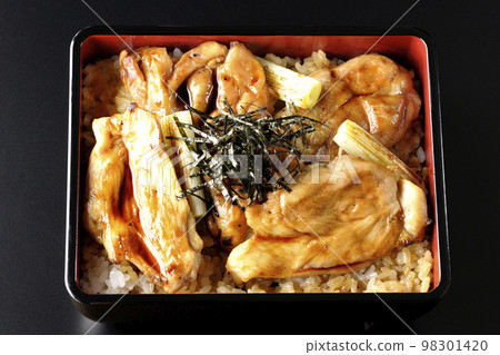 A bird's-eye view of the grilled long green onion and yakitori-ju with plenty of sauce on a black background A bird's-eye view of the grilled long green onion and yakitori-ju with plenty of sauce on a black background 98301420