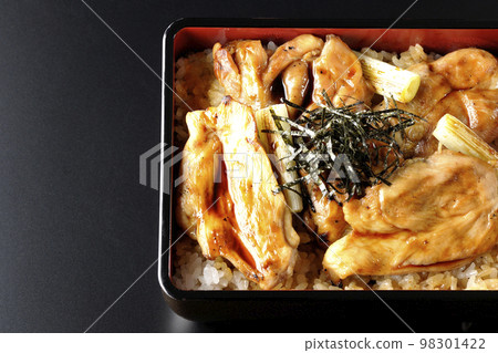 鳥瞰黑色背景上的烤長蔥和帶有大量醬汁的烤雞肉串 98301422