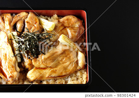 鳥瞰黑色背景上的烤長蔥和帶有大量醬汁的烤雞肉串 鳥瞰黑色背景上的烤長蔥和帶有大量醬汁的烤雞肉串 98301424