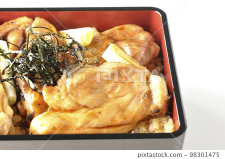 一張烤長蔥和烤雞肉串的照片，白色背景上有很多醬汁 98301475