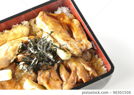 Bird's-eye view of grilled long green onions and yakitori-ju with plenty of sauce on a white background 98301508