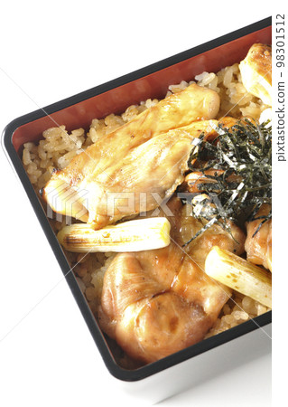 白色背景上的烤長蔥和帶有大量醬汁的烤雞肉串的鳥瞰圖 98301512