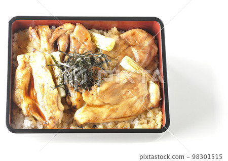 Bird's-eye view of grilled long green onions and yakitori-ju with plenty of sauce on a white background 98301515