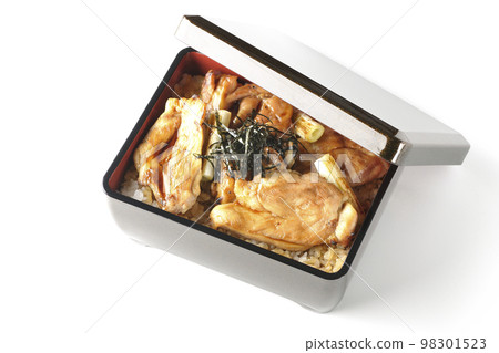 白色背景上的烤長蔥和帶有大量醬汁的烤雞肉串的鳥瞰圖 98301523