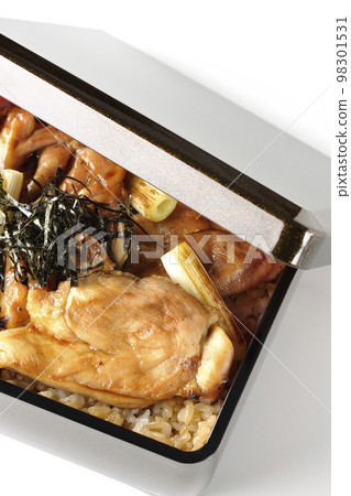 白色背景上的烤長蔥和帶有大量醬汁的烤雞肉串的鳥瞰圖 98301531