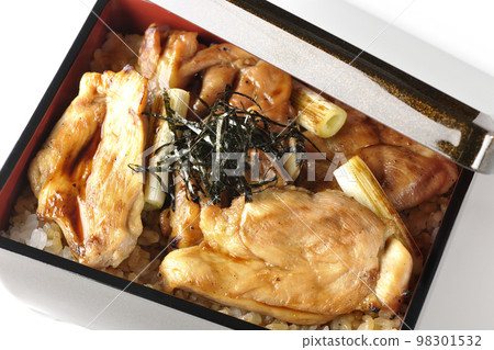 白色背景上的烤長蔥和帶有大量醬汁的烤雞肉串的鳥瞰圖 98301532