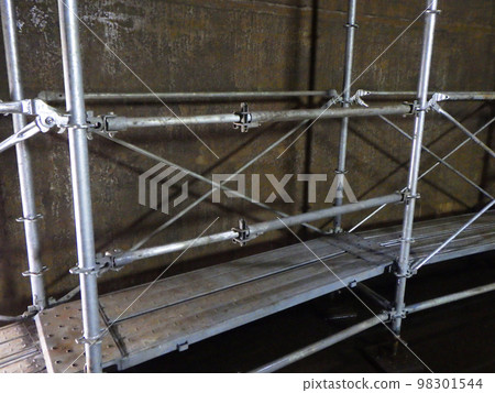 Working scaffold for painting the inner surface of tanks 98301544