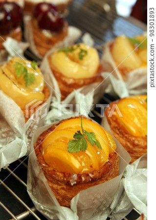 I always have a hard time choosing desserts, every cake is beautifully decorated 98301893