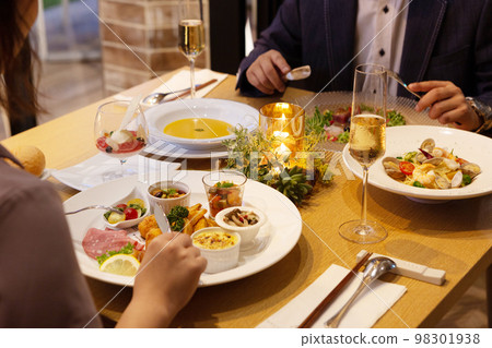 男女在時尚餐廳吃飯的形象 情侶約會材料 98301938