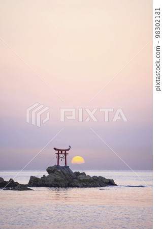 大分縣杵築市納塔海灘的新年日出 大分縣杵築市納塔海灘的新年日出 98302181