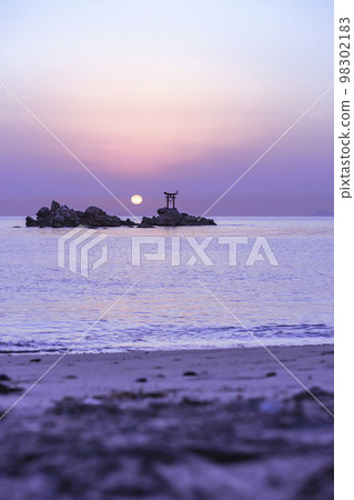 大分縣杵築市納塔海灘的新年日出 98302183