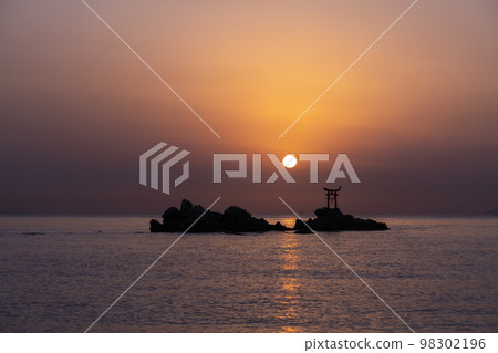 New Year's sunrise over Nata Beach in Kitsuki City, Oita Prefecture New Year's sunrise over Nata Beach in Kitsuki City, Oita Prefecture 98302196
