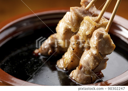 在醬汁罐中用烤雞肉串醬醃製的烤雞大腿串 98302247