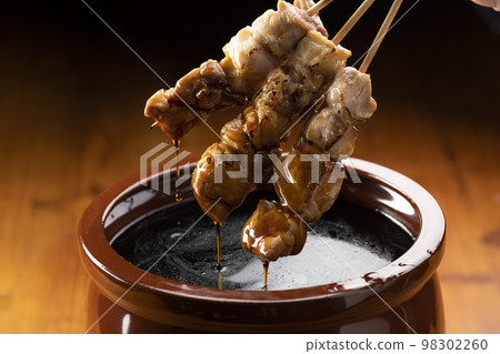 在醬汁罐中用烤雞肉串醬醃製的烤雞大腿串 在醬汁罐中用烤雞肉串醬醃製的烤雞大腿串 98302260