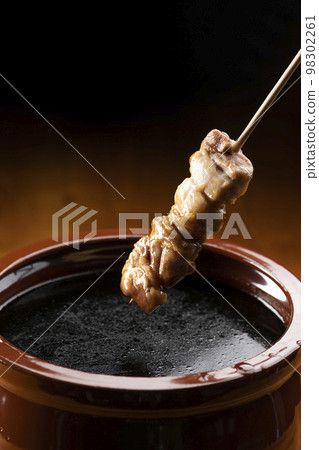 在醬汁罐中用烤雞肉串醬醃製的烤雞大腿串 在醬汁罐中用烤雞肉串醬醃製的烤雞大腿串 98302261