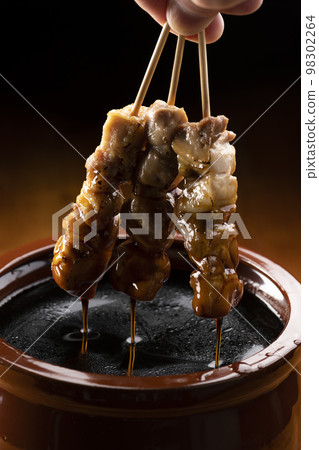 在醬汁罐中用烤雞肉串醬醃製的烤雞大腿串 98302264