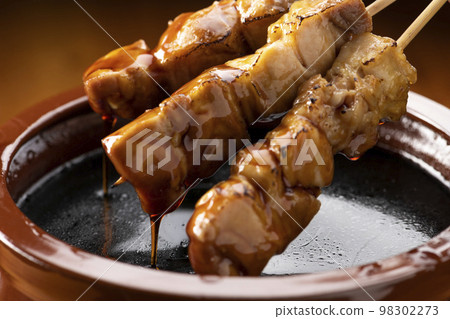 在醬汁罐中用烤雞肉串醬醃製的烤雞大腿串 98302273
