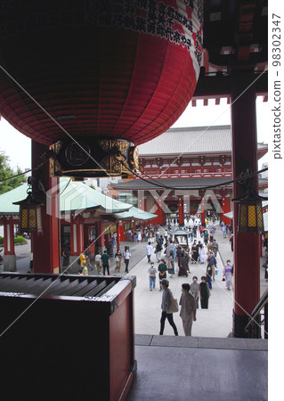 參觀淺草寺，去香爐的路上穿上香，回來的路上享受神簽。 98302347