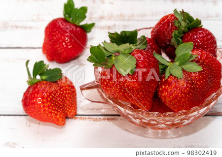 成熟的甘王草莓 成熟的甘王草莓 98302419