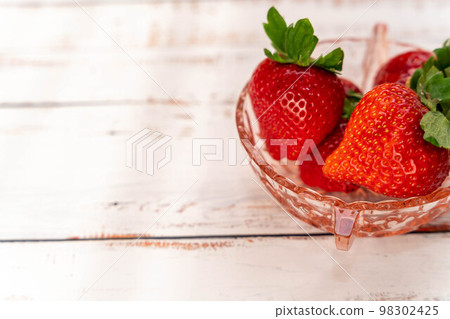 成熟的甘王草莓 98302425