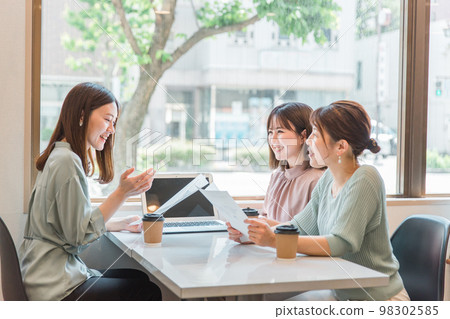 亞洲女商人向客戶介紹、解釋和求婚 98302585