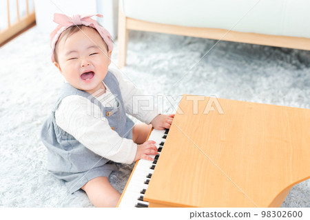 鋼琴和微笑的嬰兒 98302600