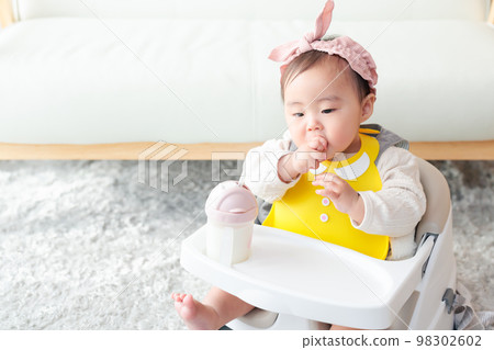 Eating with hands Snack Meal 98302602