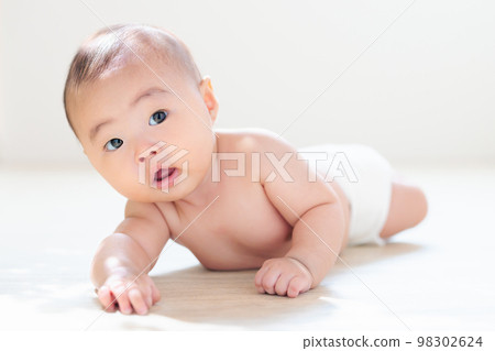 Lie down on your stomach Baby still unstable 98302624