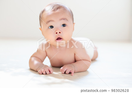 寶寶面朝下躺著 俯臥時間 坐著脖子的寶寶 4 個月大 寶寶面朝下躺著 俯臥時間 坐著脖子的寶寶 4 個月大 98302628