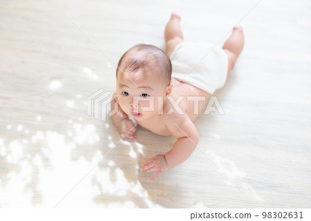 Baby who can lie down Tummy time Baby who can sit on his neck 4 months old 98302631