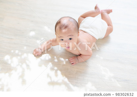 可以躺下的寶寶 Tummy time 可以坐在脖子上的寶寶 4 個月大 98302632