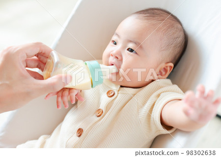 baby drinking milk baby drinking milk 98302638