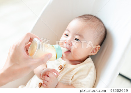 寶寶笑著喝奶 98302639