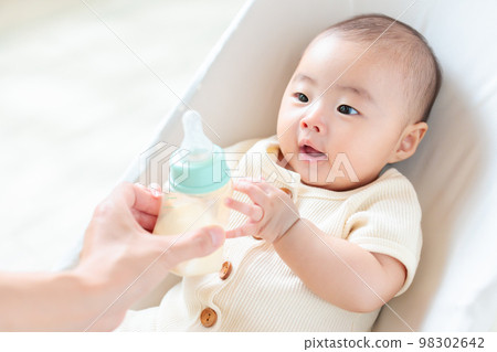 寶寶三個月要喝奶 98302642