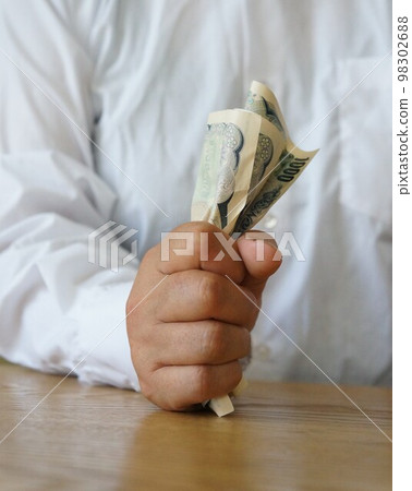 person holding 3,000 yen 98302688