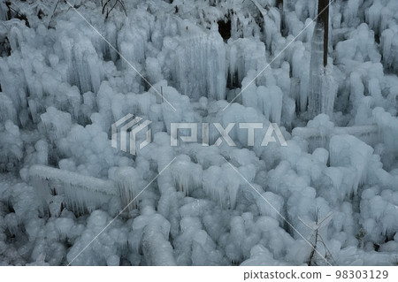 Icicles of Ashigakubo, Yokoze Town Icicles of Ashigakubo, Yokoze Town 98303129