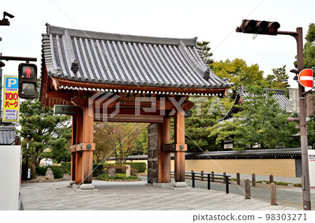 Scenery of Fukuoka City Hakata Sennenmon Gate 98303271
