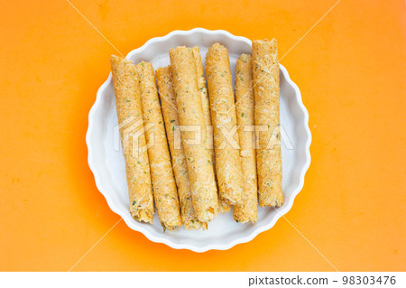 Crispy egg rolls with seaweed 98303476