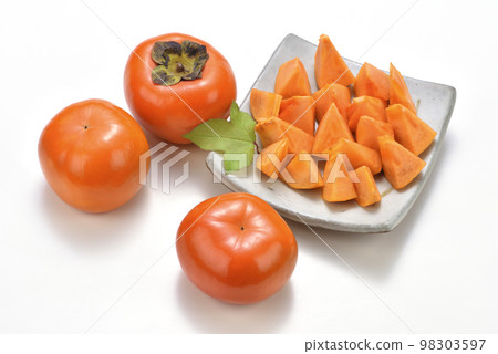 攝影棚拍攝甜柿水果靜物在白色背景裡 98303597