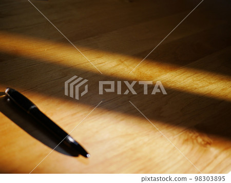 筆記本和鋼筆,記錄時間的樂趣,完美的複印空間 筆記本和鋼筆,記錄時間的樂趣,完美的複印空間 98303895