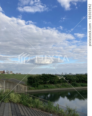 埼玉縣川口市荒川堤岸的天空圖案(堤岸上方出現不明飛行物雲) 埼玉縣川口市荒川堤岸的天空圖案(堤岸上方出現不明飛行物雲) 98303942