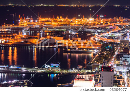 “神奈川縣”橫濱灣區、橫濱港和高速公路的夜景 98304077