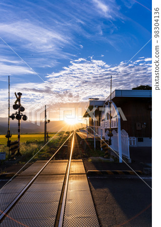 以鐵軌為背景的美麗夕陽和阿蘇群山的景色“南阿蘇白川水源站” 98304136